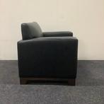 Design fauteuil zwart leder met houten onderstel, Huis en Inrichting, Fauteuils, Gebruikt