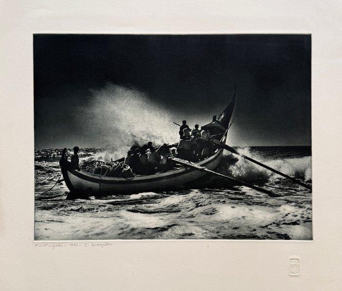 Jean Dieuzaide (1921-2003) - Barque-Lune à Vieira de Leira,, Antiek en Kunst, Kunst | Designobjecten