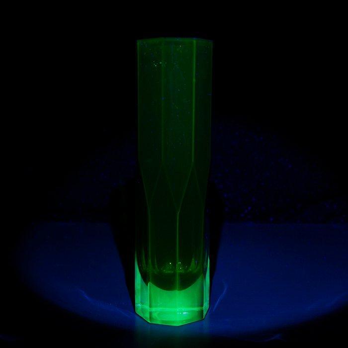 Vaas - Uraniumglas, Antiek en Kunst, Antiek | Glaswerk en Kristal