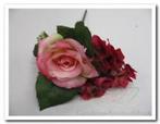 Corsage pick lichtrose roos hortensia skimmia li, Nieuw