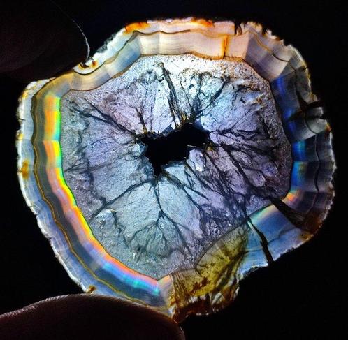 Belle et rare grande agate arc-en-ciel/iris - 68×62×2.5 mm -, Verzamelen, Mineralen en Fossielen