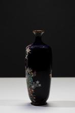 Vase - Émail, Un vase carré en cloisonné bleu foncé avec des, Antiek en Kunst