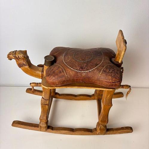 Kindermeubels - Kameel wiebelstoel - Hout, Leder, Antiek en Kunst, Curiosa en Brocante