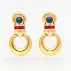 Boucles doreilles - 18 carats Or jaune Saphir - Rubis -, Handtassen en Accessoires, Oorbellen, Nieuw