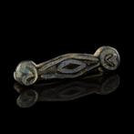 Début du Moyen Âge Broche à bras égaux avec émail bleu.