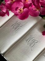 Set oude linnen servetten, met de hand geborduurd met