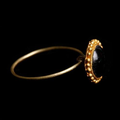 Byzantijns Goud Ring met granaat cabochon, Antiek en Kunst, Antiek | Overige Antiek