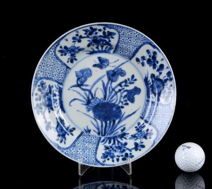 Een Chinees blauw-wit bord met Waterplanten. - Porselein -, Antiek en Kunst, Antiek | Overige Antiek
