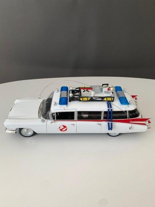 Silver Screen Machines 1:18 - Modelauto - Cadillac Ecto-1, Hobby en Vrije tijd, Modelauto's | 1:5 tot 1:12
