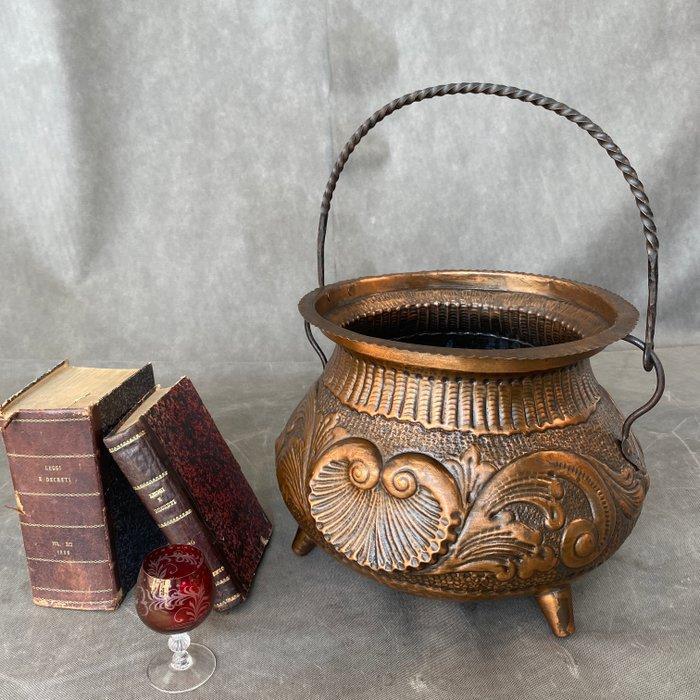 Jardinière - Koper - Italiaanse ambacht uit de jaren zestig, Antiek en Kunst, Curiosa en Brocante