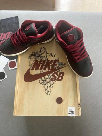 Nike SB Dunk Low Riot Skateshop (Special Box) 8,5 Limitée beschikbaar voor biedingen