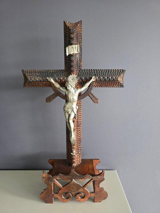 Crucifix - Hout, Tin - 1950-1960 - Tramp Art - 47 cm, Antiquités & Art, Antiquités | Livres & Manuscrits