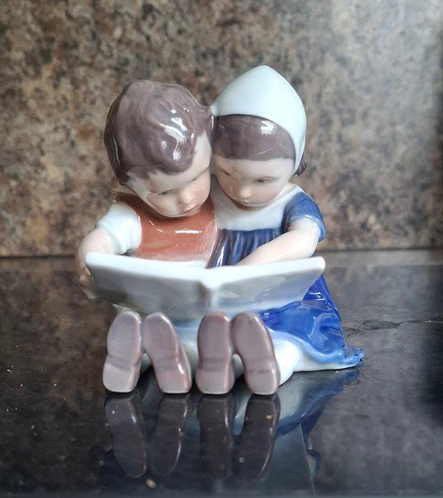 Royal Copenhagen - Beeldje - Children reading & birds on a, Antiek en Kunst, Antiek | Glaswerk en Kristal