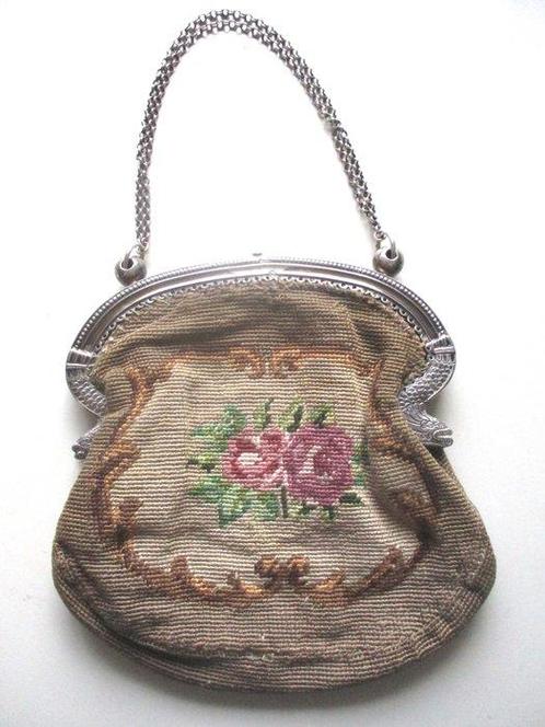 Zilveren tasbeugel met petit point tas, gemaakt omstreeks, Antiek en Kunst, Antiek | Zilver en Goud