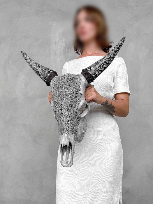 Geen veilingminimum - Grijze koeienschedel met Boheemse, Antiek en Kunst, Kunst | Designobjecten