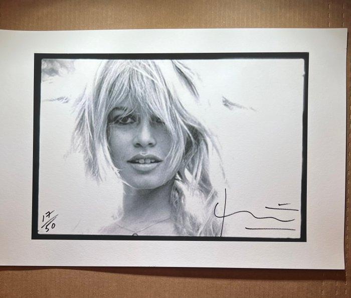 Bert Stern (1929–2013) - Bert Stern signed famous Bridget, Antiek en Kunst, Kunst | Designobjecten