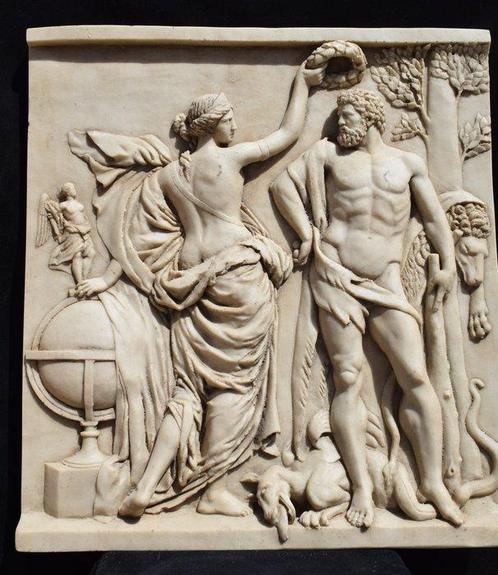 Figuur - Relief in Griekse/Romeinse stijl dat de kroning van, Antiek en Kunst, Curiosa en Brocante