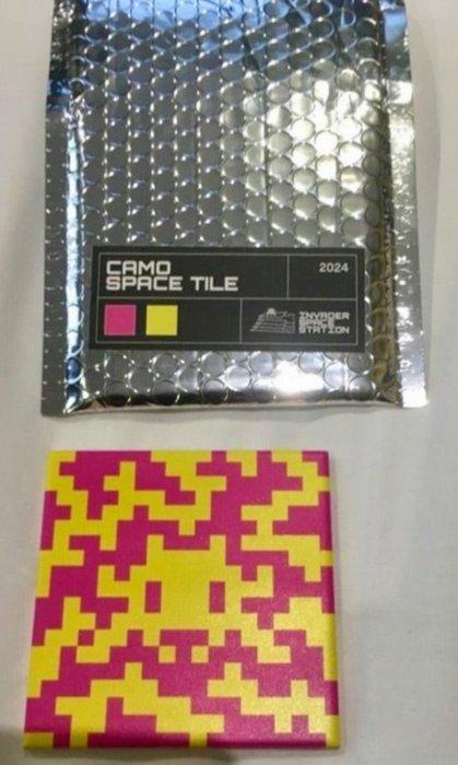 Invader (1969) - Camo Space Tile Pink/Yellow (SEALED), Antiek en Kunst, Kunst | Designobjecten