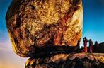 Steve McCurry (1950–) - The Golden Rock beneath Kyaiktiyo, Antiek en Kunst