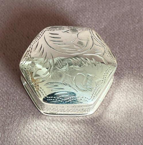 Pillendoosje (2) - rond en zeskantig - .925 zilver - 2, Antiek en Kunst, Antiek | Zilver en Goud