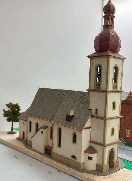 Kibri H0 - Modeltreinlandschap (2) - Groot station met kerk,, Hobby & Loisirs créatifs, Trains miniatures | HO