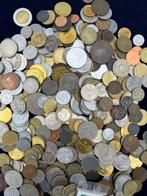 Wereld. Lot mit 400 Stück Münzen (Zonder minimumprijs), Postzegels en Munten
