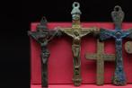 Middeleeuws (Gothic) - 7 x bronzen versierde kruis Relikwie, Antiek en Kunst