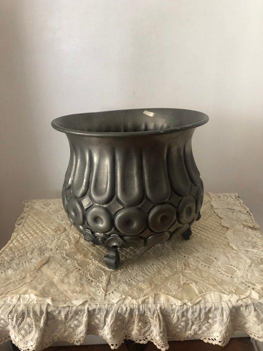 Jardinière - Grote jardinière van handgeslagen tin met een, Antiek en Kunst, Curiosa en Brocante