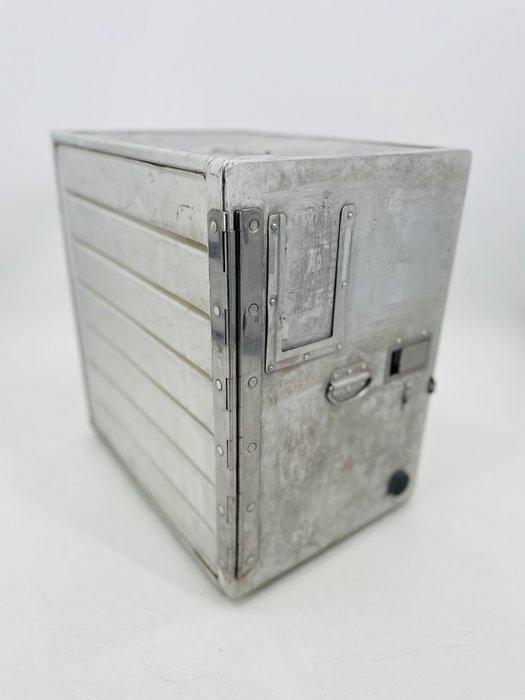 Driessen Aviation - Container - Britannia Airways galley, Antiquités & Art, Antiquités | Assiettes décoratives & Carrelages