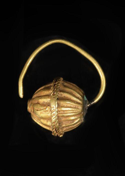 West-Aziatisch Goud Eikelvormige oorbel (1), Antiek en Kunst, Antiek | Overige Antiek