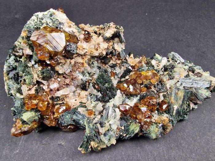 Andradite Grenat topazolite de qualité GEM - Hauteur : 95 mm, Verzamelen, Mineralen en Fossielen
