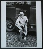 Elliott Landy - Bob Dylan posant avec sa guitare
