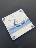Tegel - Antieke Delfts blauwe tegel met een zeilschip,, Antiek en Kunst