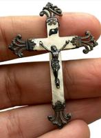 Croix pectorale gothique ésotérique et précieuse, croix