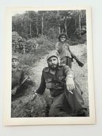 Alberto Korda (1928–2001) - Fidel Castro y niño con fusil en