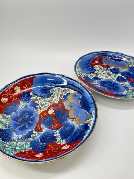 2 Oude Imari, Kinrande, goudbeschilderde pioenborden met, Antiek en Kunst, Antiek | Overige Antiek