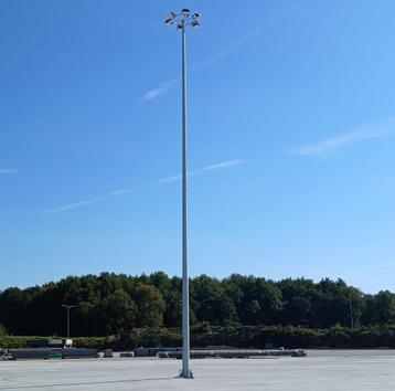 16 meter hoge stalen high mast met 6 armaturen beschikbaar voor biedingen