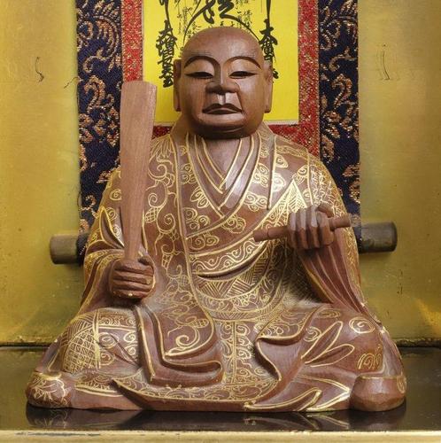 Nichiren Statue with Gold Lacquer Detailing in Zushi, Antiek en Kunst, Antiek | Overige Antiek