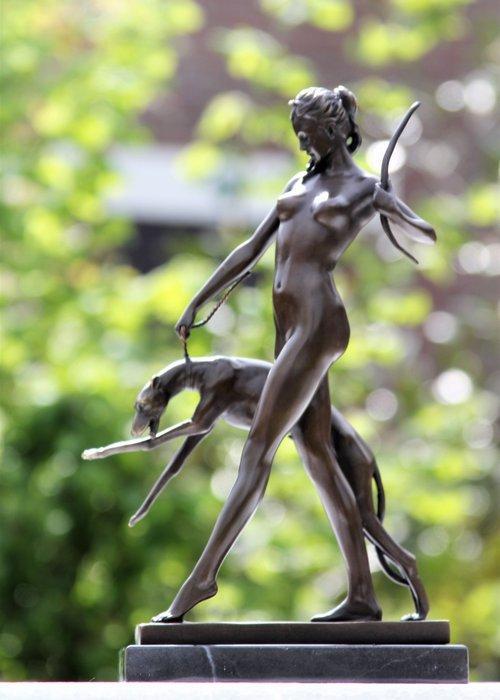 Beeld, diana met windhond - 32 cm - bronze marble, Antiek en Kunst, Kunst | Designobjecten
