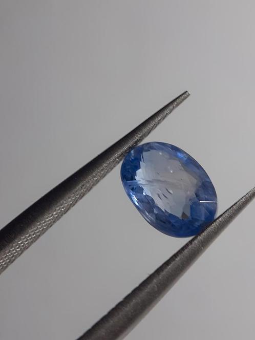 Natural light blue to blue sapphire - 1.54ct - oval - Ceylon, Handtassen en Accessoires, Edelstenen, Verzenden