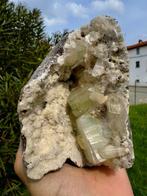 Prachtige groene kubische apofylliet met stylbiet en