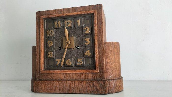 Horloge de l’école d’Amsterdam - Art déco chêne -laiton -, Antiek en Kunst, Antiek | Klokken