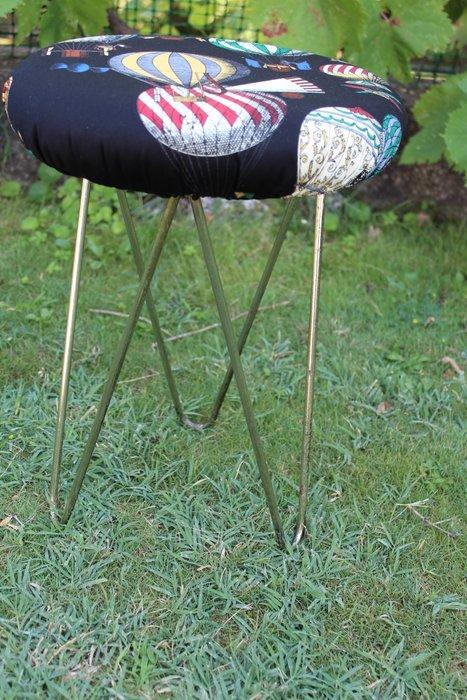 Pouf - repose-pieds tripode des années 70 avec tissu vintage, Antiek en Kunst, Antiek | Meubels | Stoelen en Sofa's