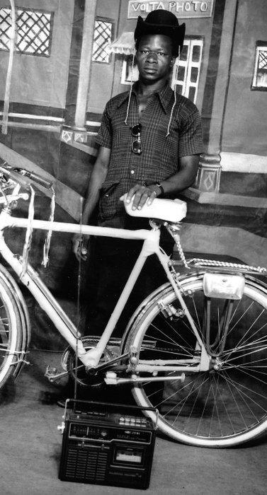 Sanlé Sory (1943–2023) - Le cycliste au studio, Antiquités & Art, Art | Objets design
