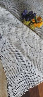 Servi sans réservation - Très belle nappe en crochet avec un