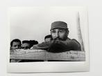 Alberto Korda (1928-2001). - Fidel Castro apoyado en una