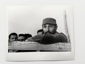 Alberto Korda (1928-2001). - Fidel Castro apoyado en una