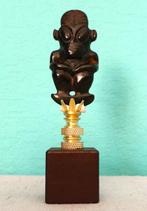 Beeldje - Hongshan Cultuur Godheid Figuur op Vergulde Houder, Nieuw