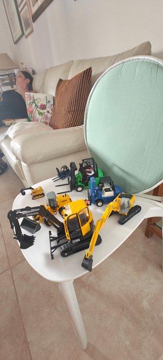 Custom:New Holland - Model grondwerkmachine (8) - Modelli, Hobby en Vrije tijd, Modelauto's | 1:5 tot 1:12