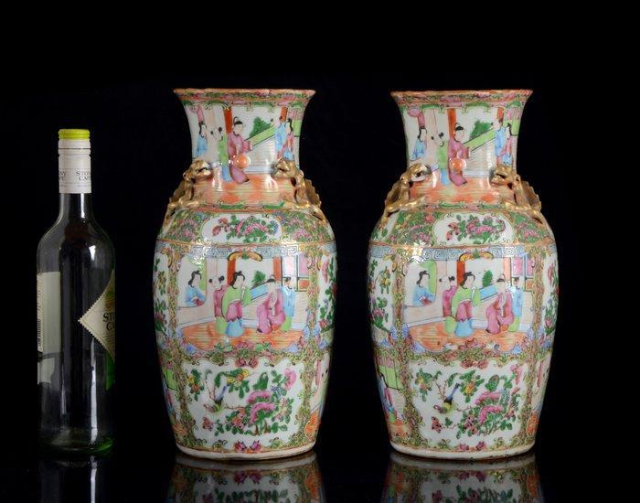 Une paire de grands vases chinois en balustre de style Rose, Antiquités & Art, Antiquités | Autres Antiquités